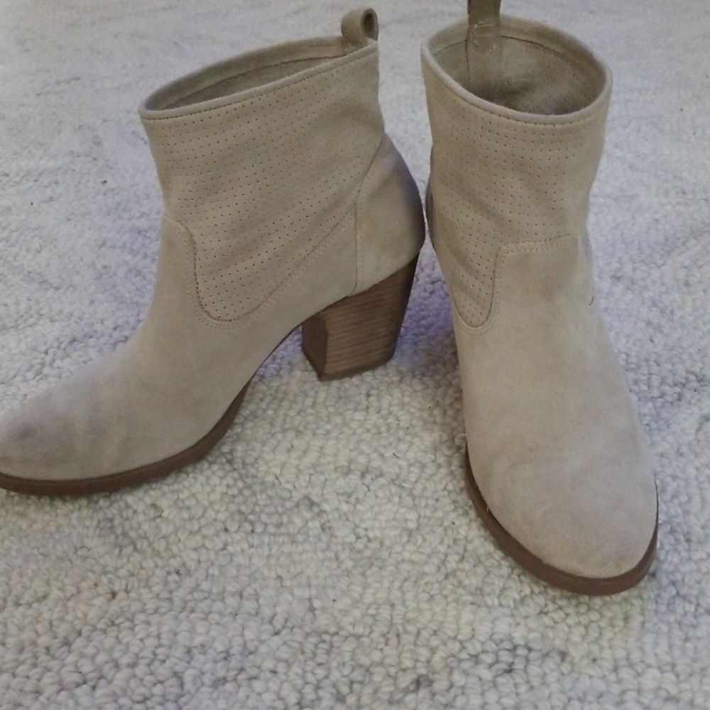 9 Ivanka Trump Tan / Beige Booties
